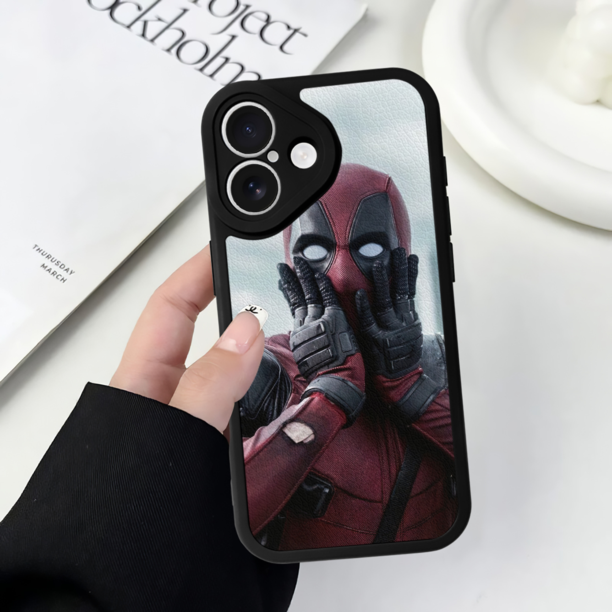 （画像用） Deadpool デッドプール 【iPhone 16シリーズ対応】シリコンスマホケース（レザー調） 材質：シリコン